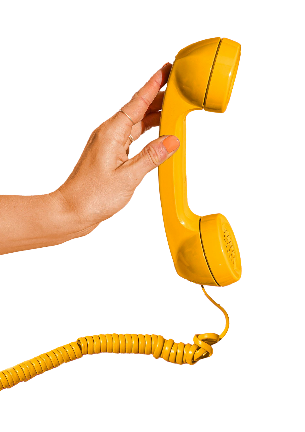En hand håller upp en gul retro telefonlur med spiralsladd mot en frilagd bakgrund. Telefonluren har blank yta och klassisk form med rund högtalare och mikrofon.