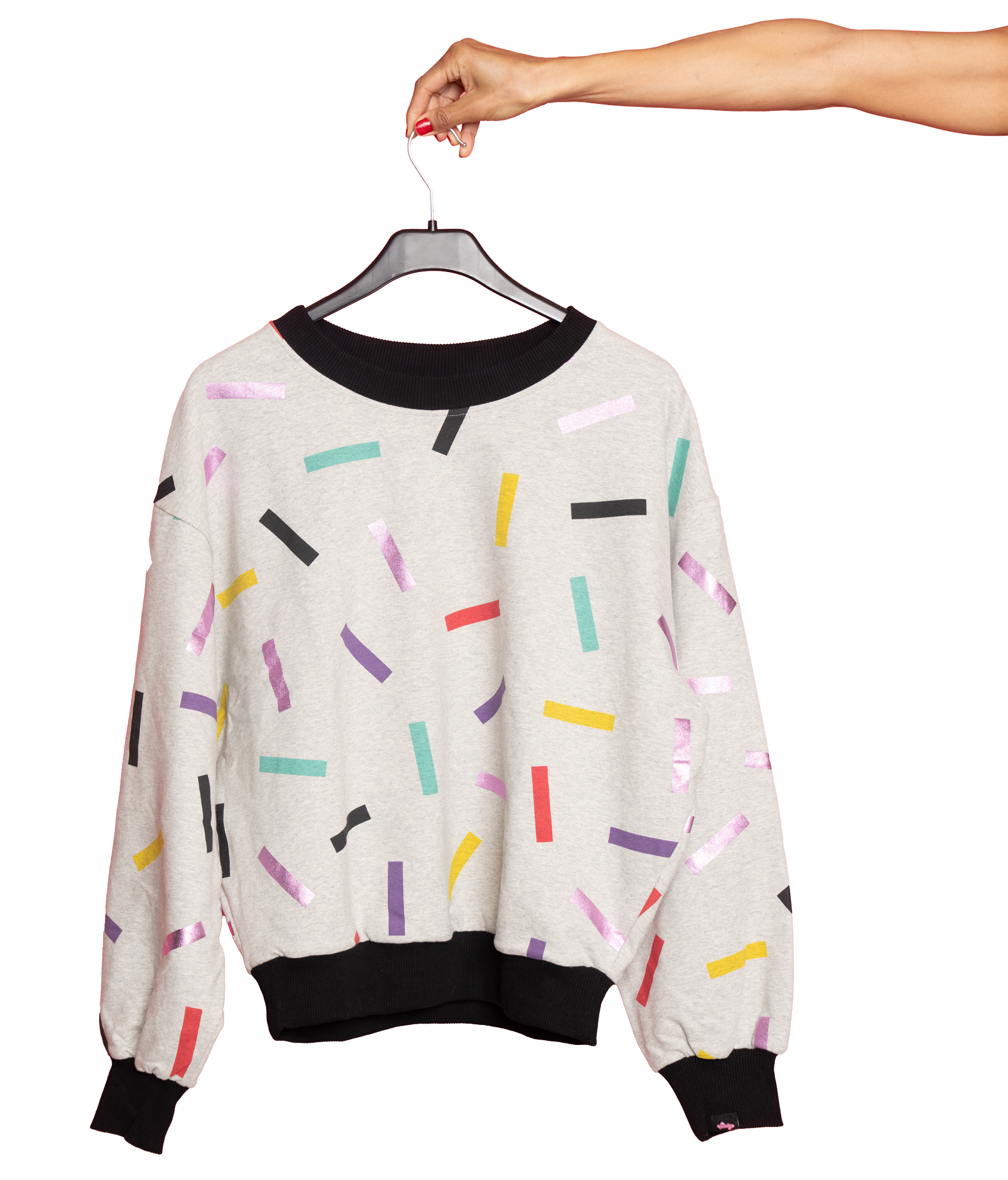 Vivis hand håller upp en grå Celebrate Love-sweatshirt på galge mot frilagd bakgrund. Tröjan har färgglatt konfettimönster, svart ribbad halsringning, svart mudd nedtill och svarta ärmmuddar, samt en avslappnad och rymlig passform med vida ärmar.
